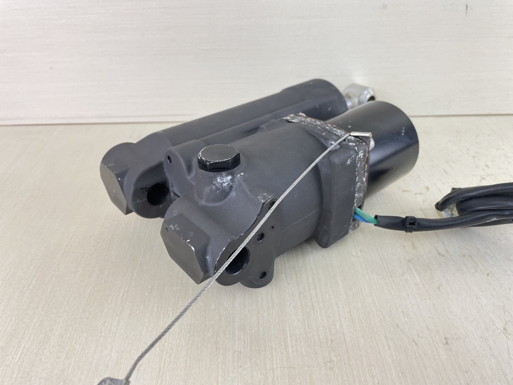 2004 + Evinrude Etec 40 50 60 HP Outboard Power Trim Tilt Unit 5009035