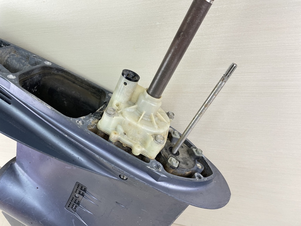 04-14 Yamaha 150HP 4 Stroke 25" Shaft Lower Unit Gear Case 63P-45300-17-8D RH