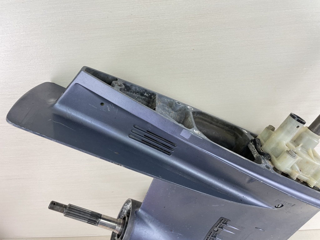 04-14 Yamaha 150HP 4 Stroke 25" Shaft Lower Unit Gear Case 63P-45300-17-8D RH