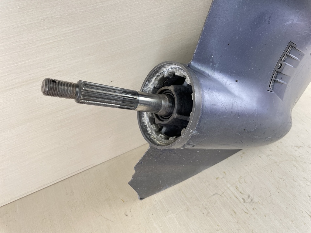 04-14 Yamaha 150HP 4 Stroke 25" Shaft Lower Unit Gear Case 63P-45300-17-8D RH