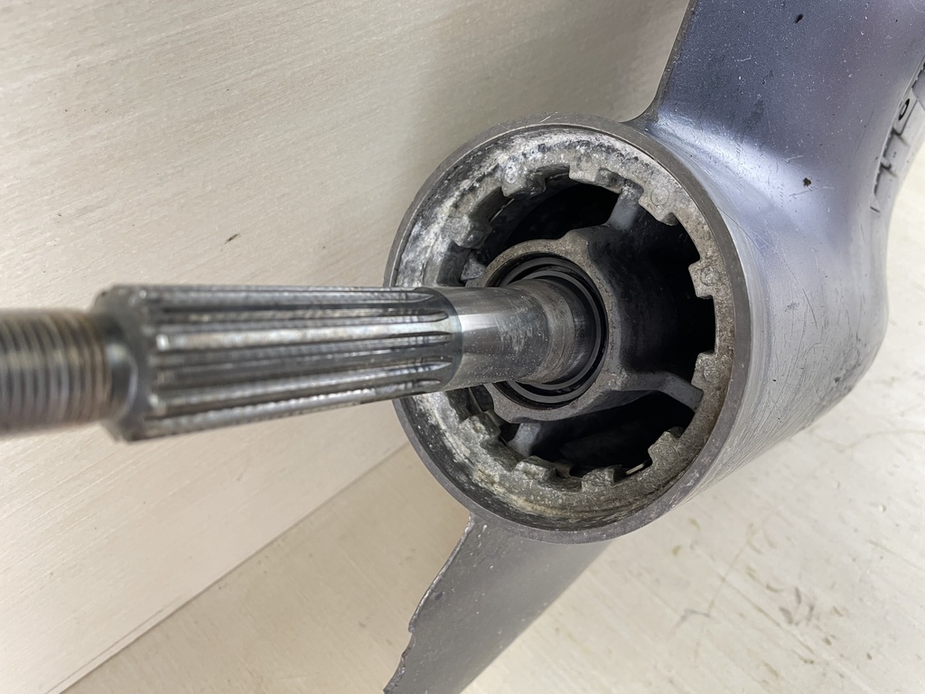 04-14 Yamaha 150HP 4 Stroke 25" Shaft Lower Unit Gear Case 63P-45300-17-8D RH