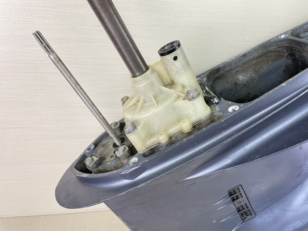 04-14 Yamaha 150HP 4 Stroke 25" Shaft Lower Unit Gear Case 63P-45300-17-8D RH