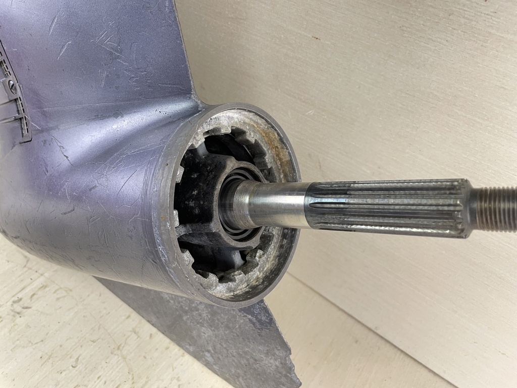 04-14 Yamaha 150HP 4 Stroke 25" Shaft Lower Unit Gear Case 63P-45300-17-8D RH