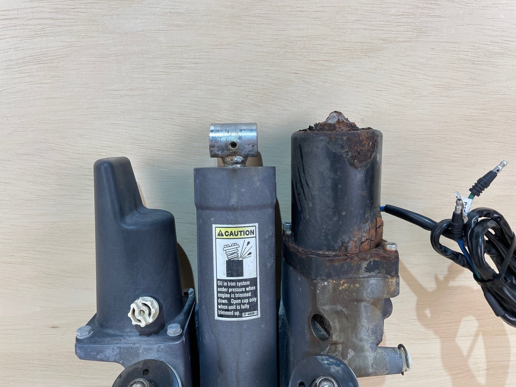 2010 Mercury Optimax Pro XS 225HP Power Trim & Tilt Assembly 855998A10 8M0168222