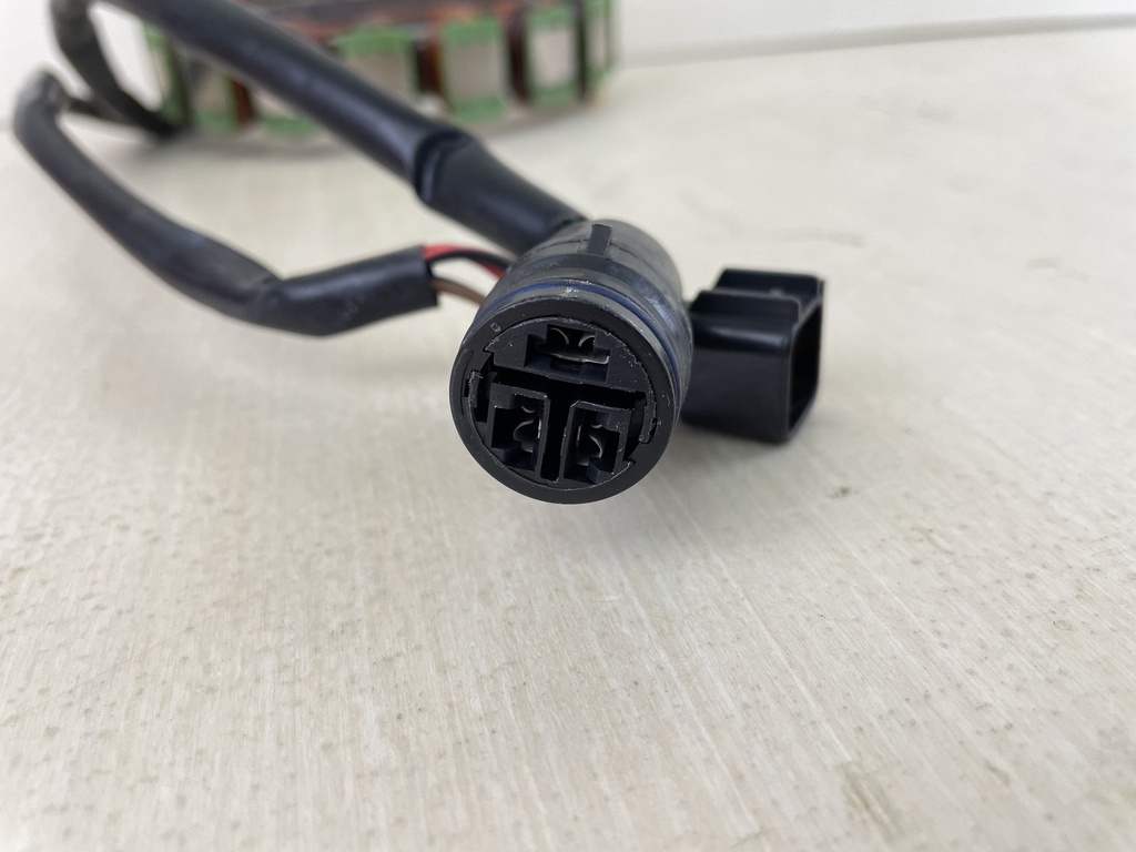 2001 Yamaha 225HP 2 Stroke Outboard Stator Assembly 61A-85510-02-00