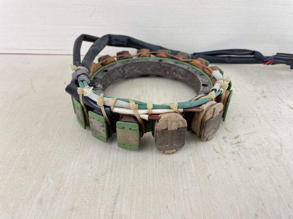 2001 Yamaha 225HP 2 Stroke Outboard Stator Assembly 61A-85510-02-00