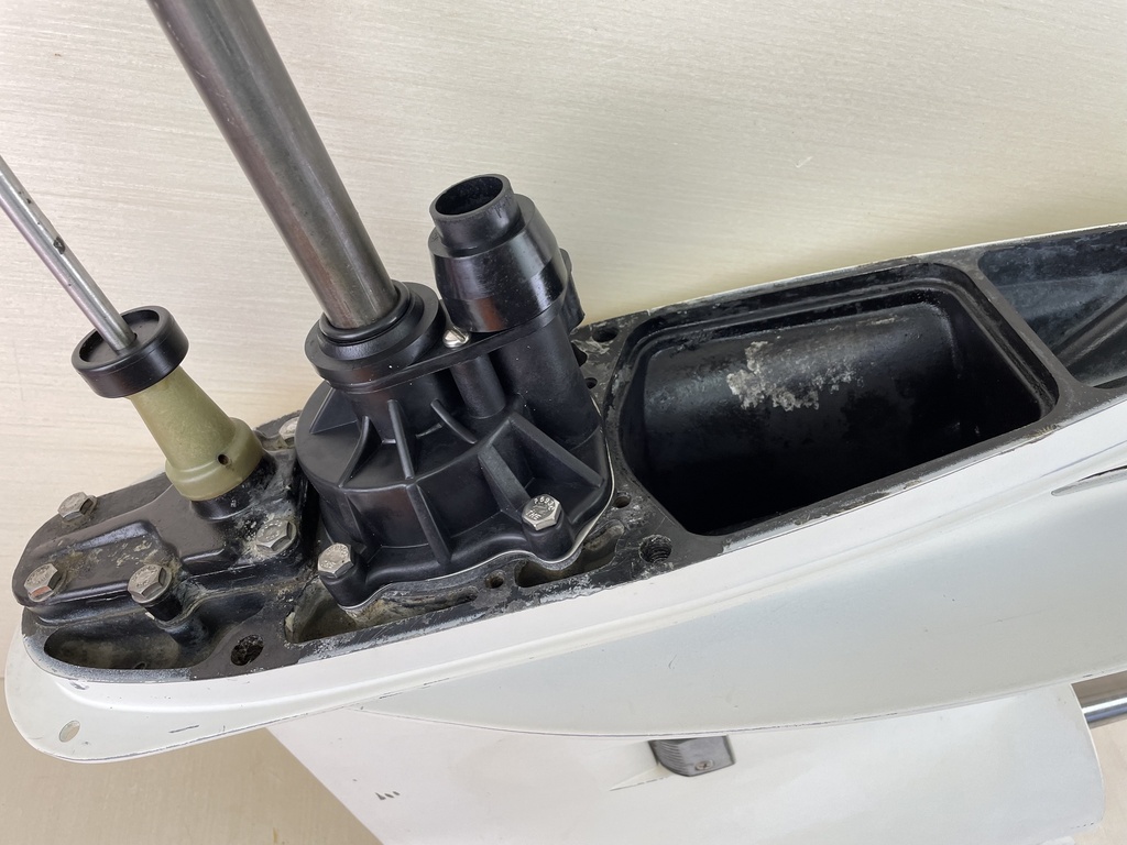 2000 Evinrude Johnson 150HP 2 Stroke 25" XL Lower Unit Gear Case 0439973