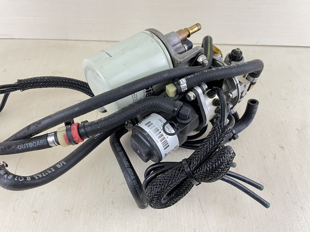 2000 Evinrude Ficht 175HP Oil Lift Pump And Injector 5001504 5005257