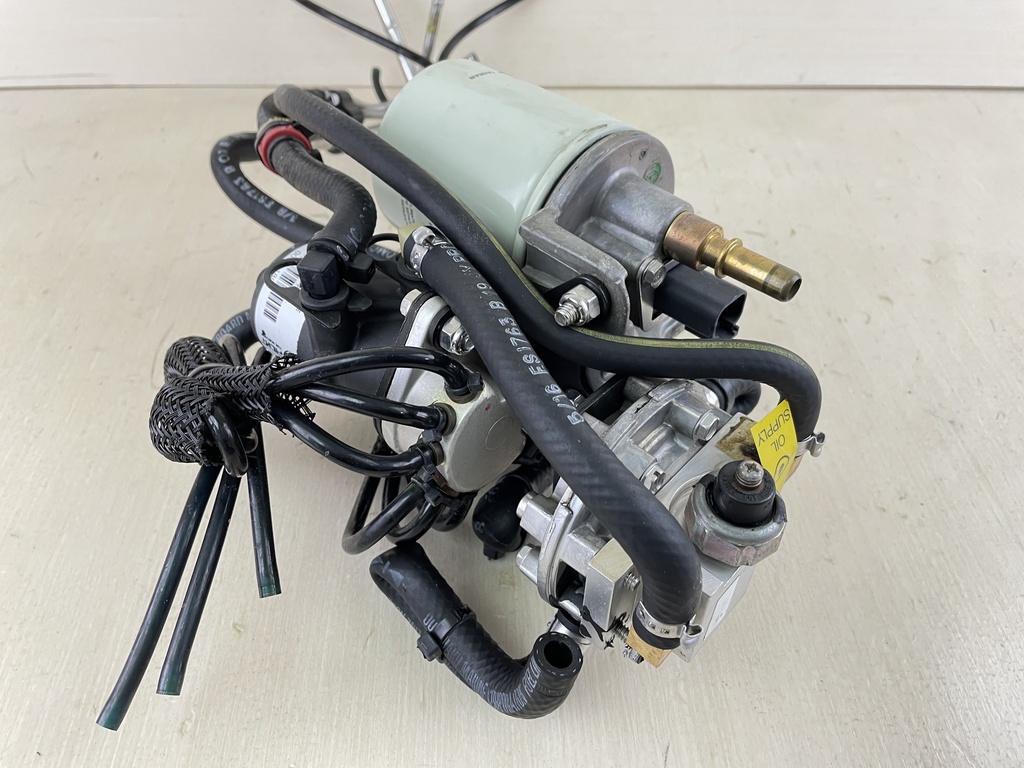 2000 Evinrude Ficht 175HP Oil Lift Pump And Injector 5001504 5005257