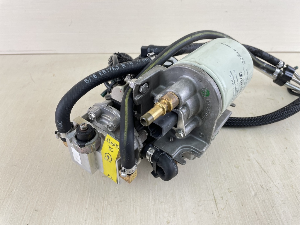 2000 Evinrude Ficht 175HP Oil Lift Pump And Injector 5001504 5005257