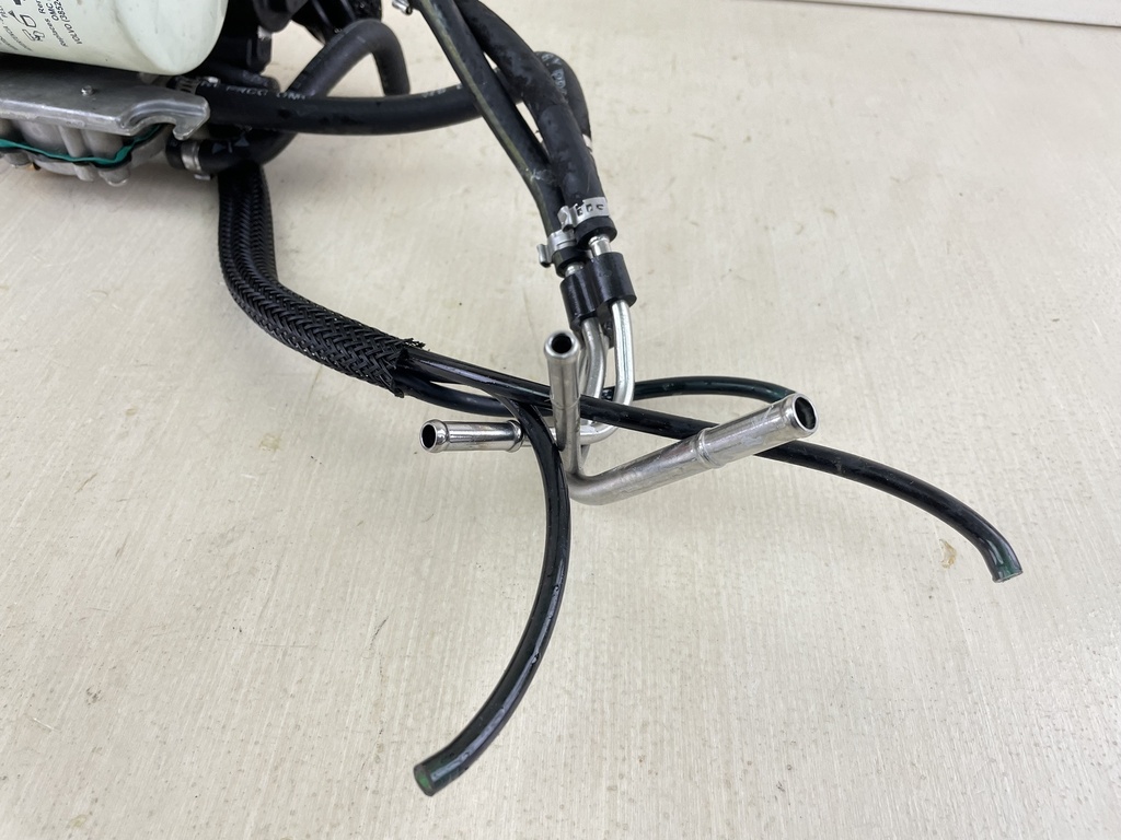 2000 Evinrude Ficht 175HP Oil Lift Pump And Injector 5001504 5005257