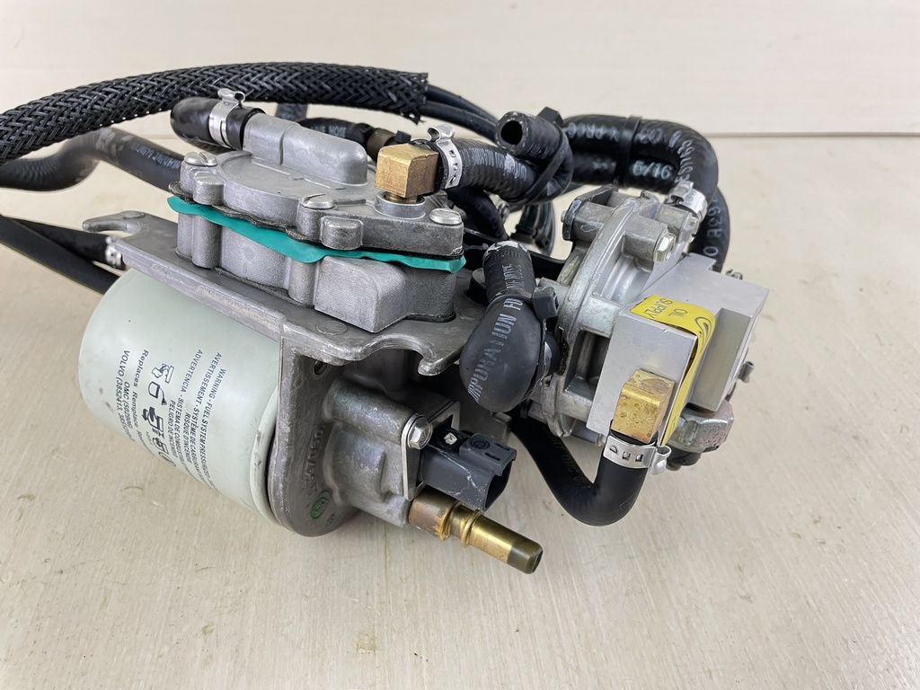 2000 Evinrude Ficht 175HP Oil Lift Pump And Injector 5001504 5005257