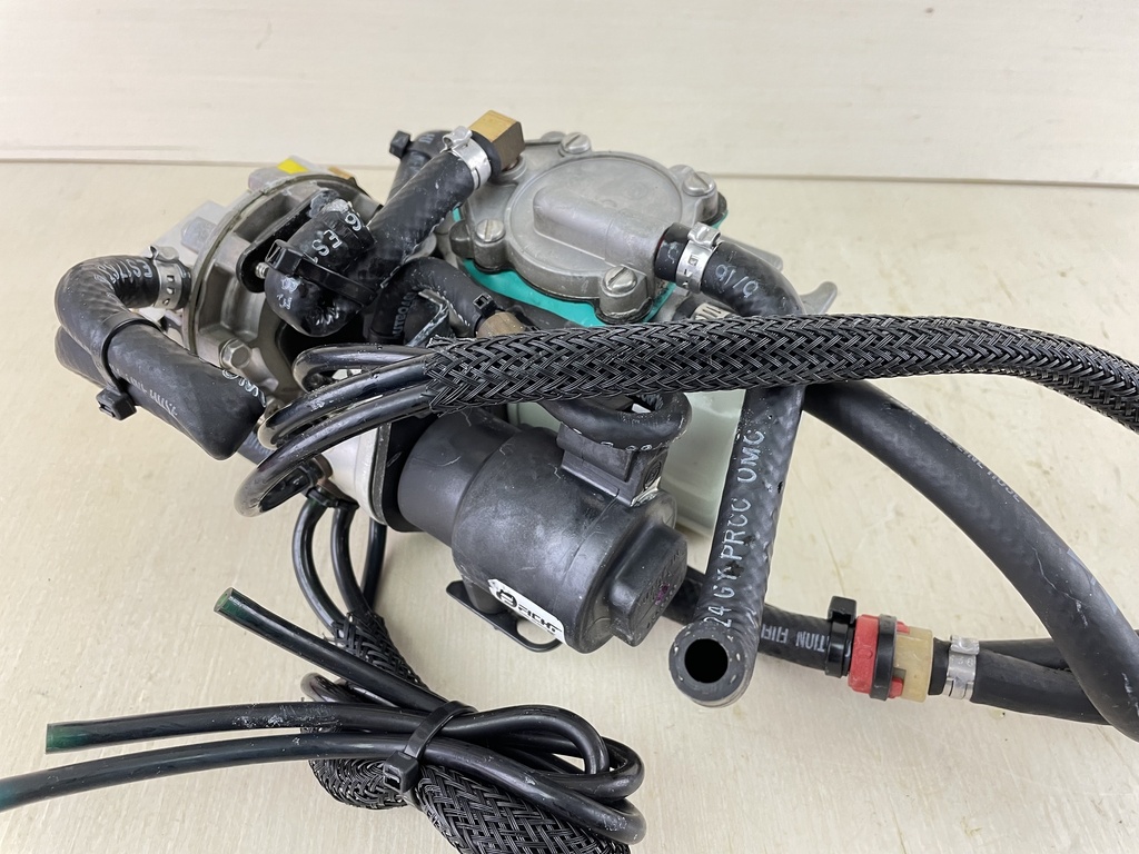 2000 Evinrude Ficht 175HP Oil Lift Pump And Injector 5001504 5005257