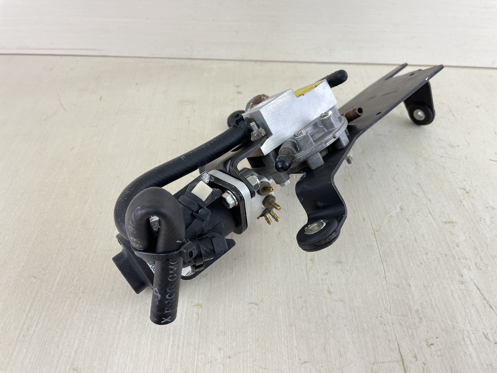 2001 Evinrude 250HP Ficht 2 Stroke Outboard Oil Injector Manifold & Lift Pump 5001505 5000527