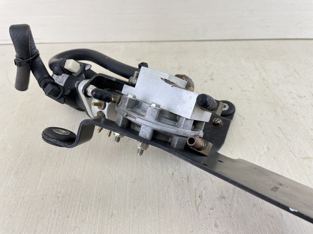 2001 Evinrude 250HP Ficht 2 Stroke Outboard Oil Injector Manifold & Lift Pump 5001505 5000527