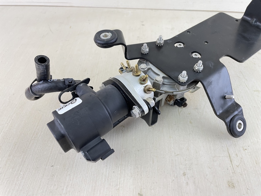 2001 Evinrude 250HP Ficht 2 Stroke Outboard Oil Injector Manifold & Lift Pump 5001505 5000527