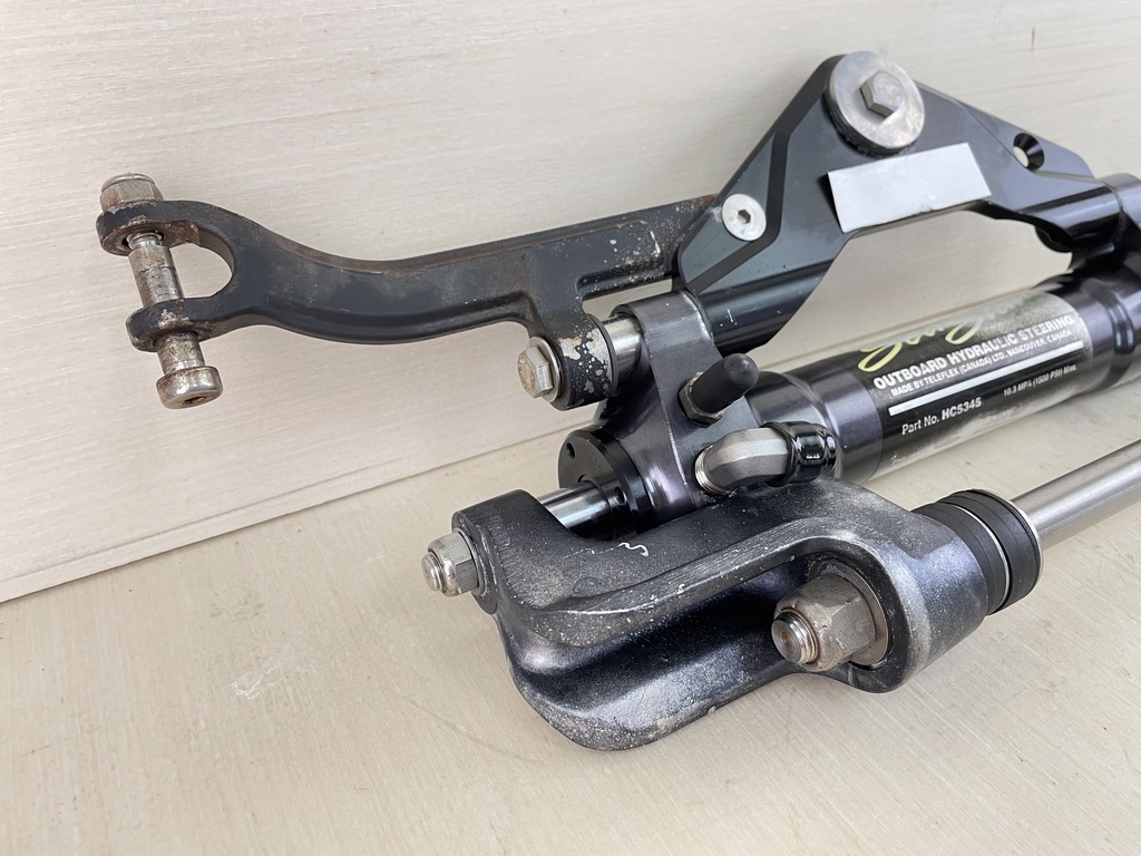SeaStar Front Mount Outboard Hydraulic Steering Cylinder Assembly HC5345