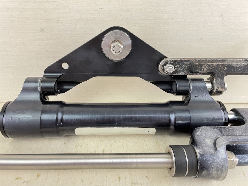 SeaStar Front Mount Outboard Hydraulic Steering Cylinder Assembly HC5345
