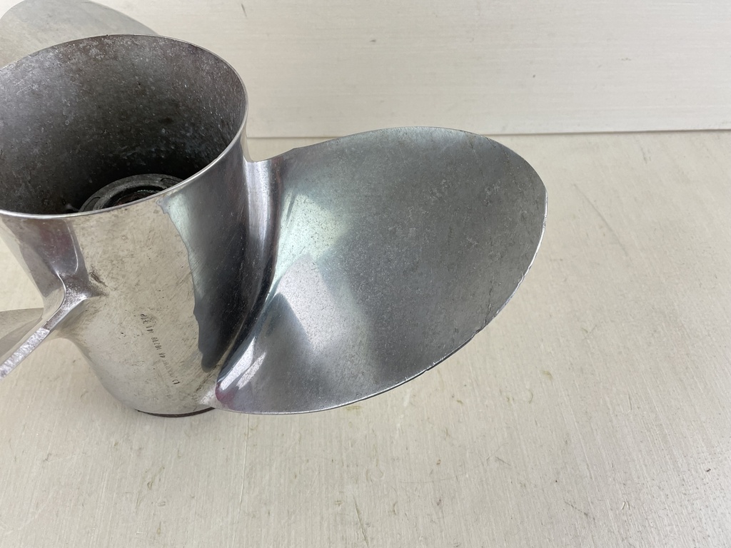 OEM Mercury Mirage Plus 17 Pitch 3 Blade Propeller 48-18278