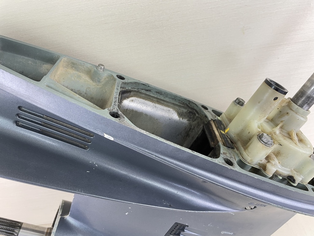 Yamaha 150 175 200 HP 2 Stroke 25" XL Lower Unit Gear Case 64E-45300-21-8D