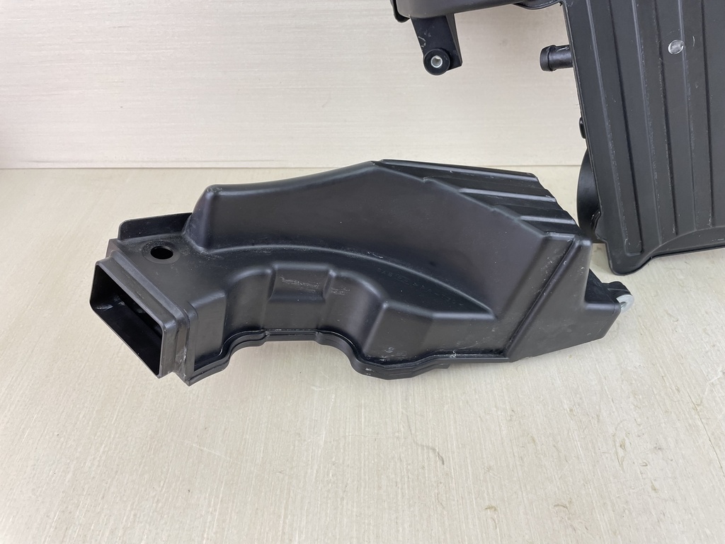 2003 Suzuki 90 115 140 HP 4 Stroke Outboard Air Intake Silencer Assembly 13810-90J01