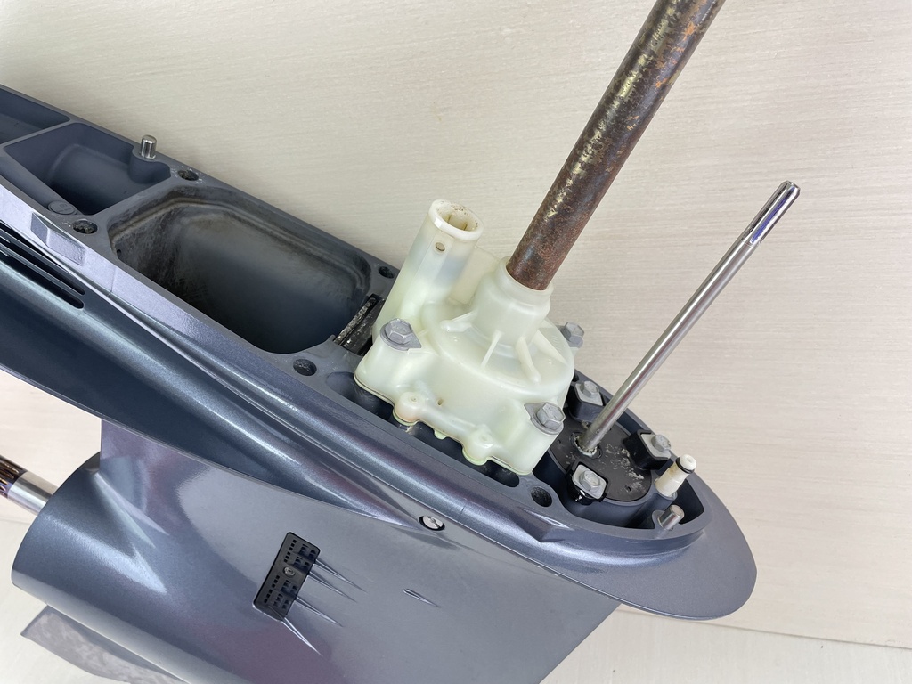 2004 + Yamaha 150HP 4 Stroke 25" Shaft Lower Unit Gear Case 63P-45300-17-8D RH