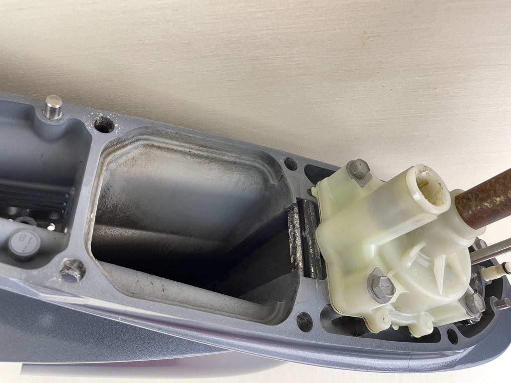 2004 + Yamaha 150HP 4 Stroke 25" Shaft Lower Unit Gear Case 63P-45300-17-8D RH