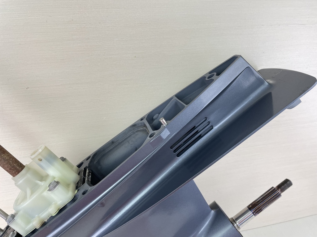 2004 + Yamaha 150HP 4 Stroke 25" Shaft Lower Unit Gear Case 63P-45300-17-8D RH