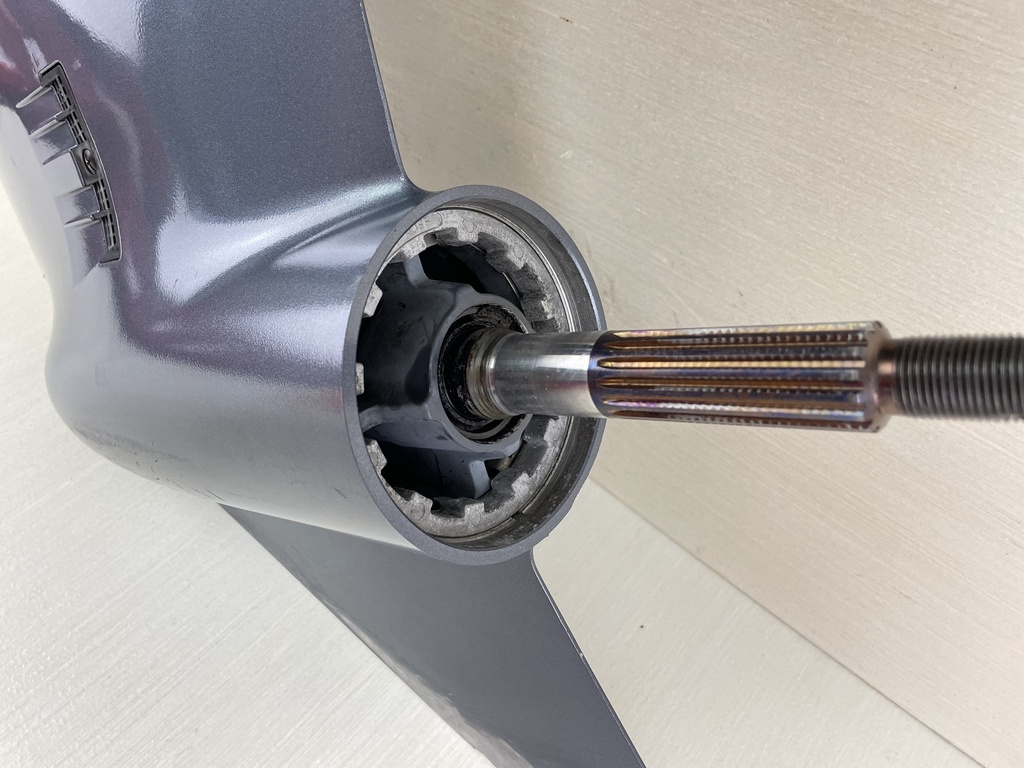 2004 + Yamaha 150HP 4 Stroke 25" Shaft Lower Unit Gear Case 63P-45300-17-8D RH