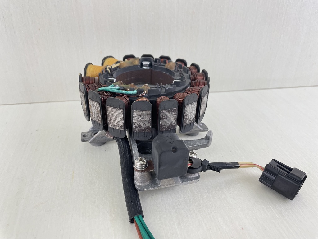 01-2004 Yamaha 50 60 HP 4 Stroke Outboard Stator W/ Base 64J-85510-00-00