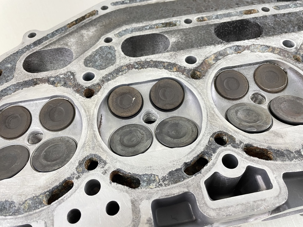 04-11 Suzuki DF 115 140 HP 4 Stroke Outboard Cylinder Head 11100-90J01