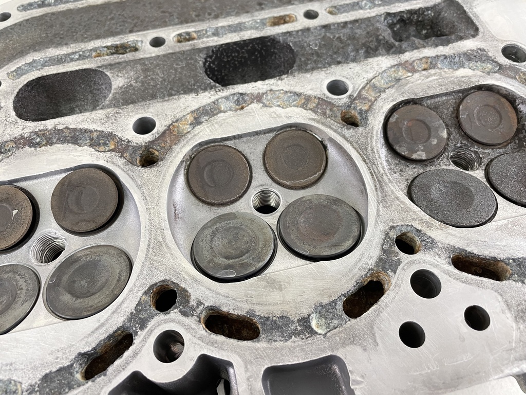 04-11 Suzuki DF 115 140 HP 4 Stroke Outboard Cylinder Head 11100-90J01