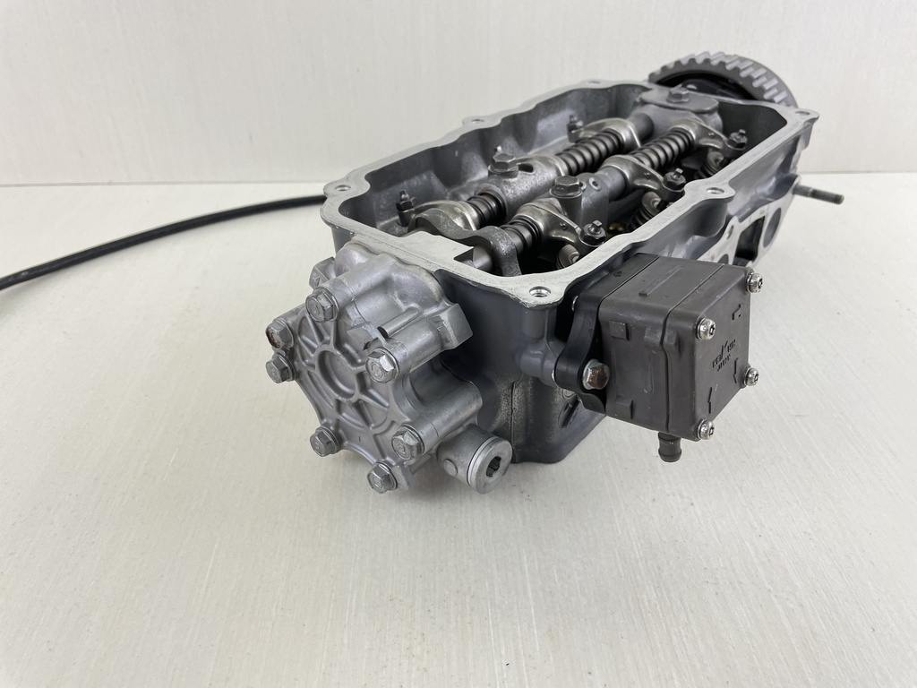 2004 Honda 25 30 HP 4 Stroke Outboard Cylinder Head 12200-ZW2-405ZA