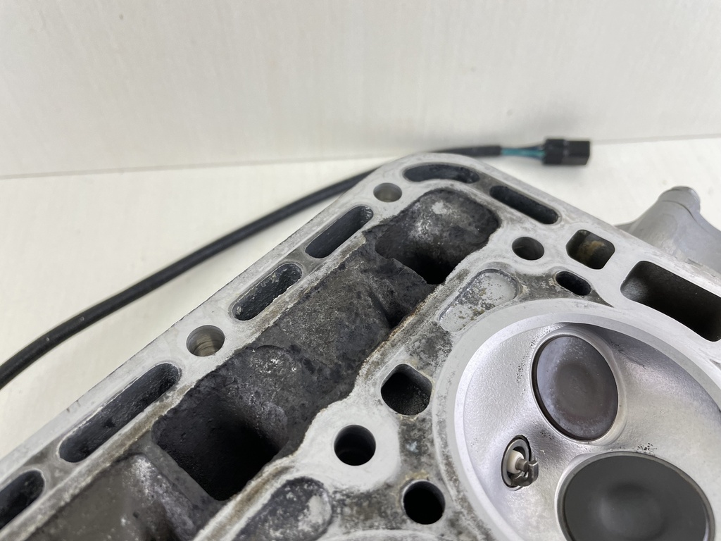 2004 Honda 25 30 HP 4 Stroke Outboard Cylinder Head 12200-ZW2-405ZA