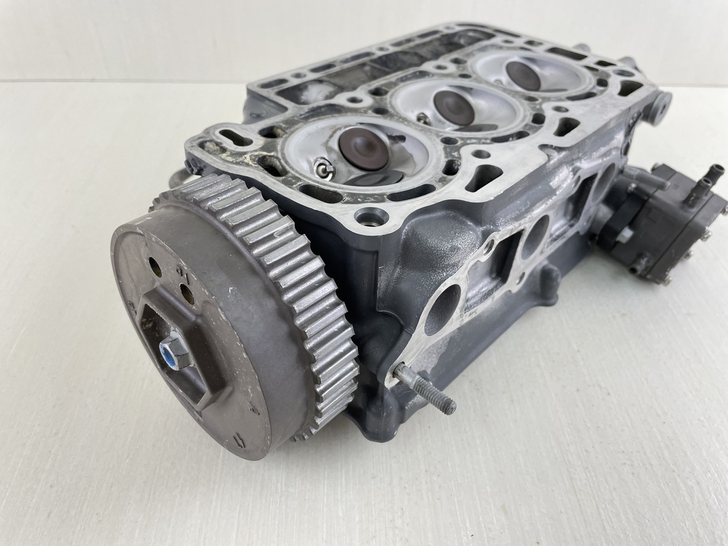 2004 Honda 25 30 HP 4 Stroke Outboard Cylinder Head 12200-ZW2-405ZA