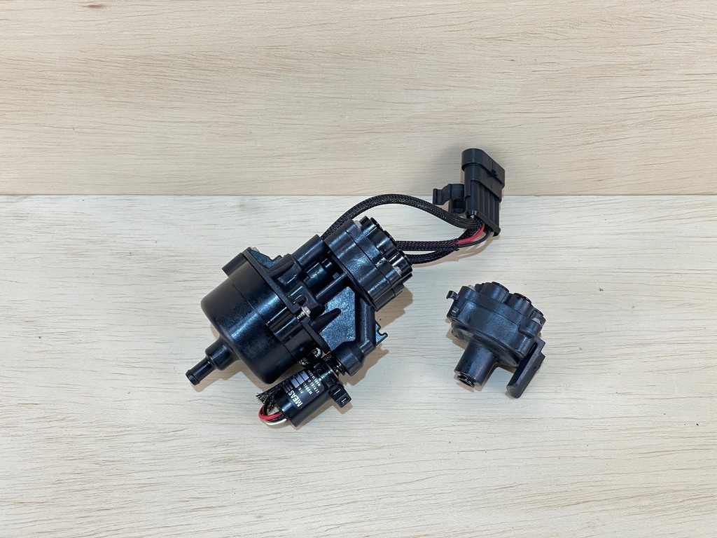 Evinrude Etec Outboard Engine Oil Pump With Bracket & Rear Oil Manifold