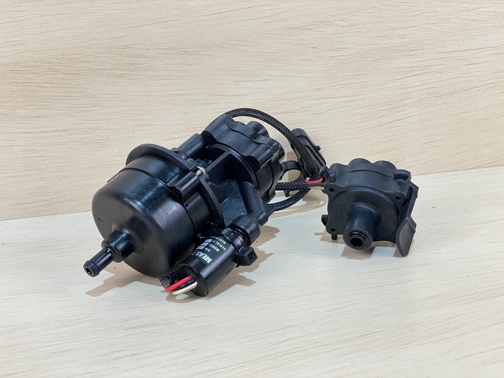 Evinrude Etec Outboard Engine Oil Pump With Bracket & Rear Oil Manifold