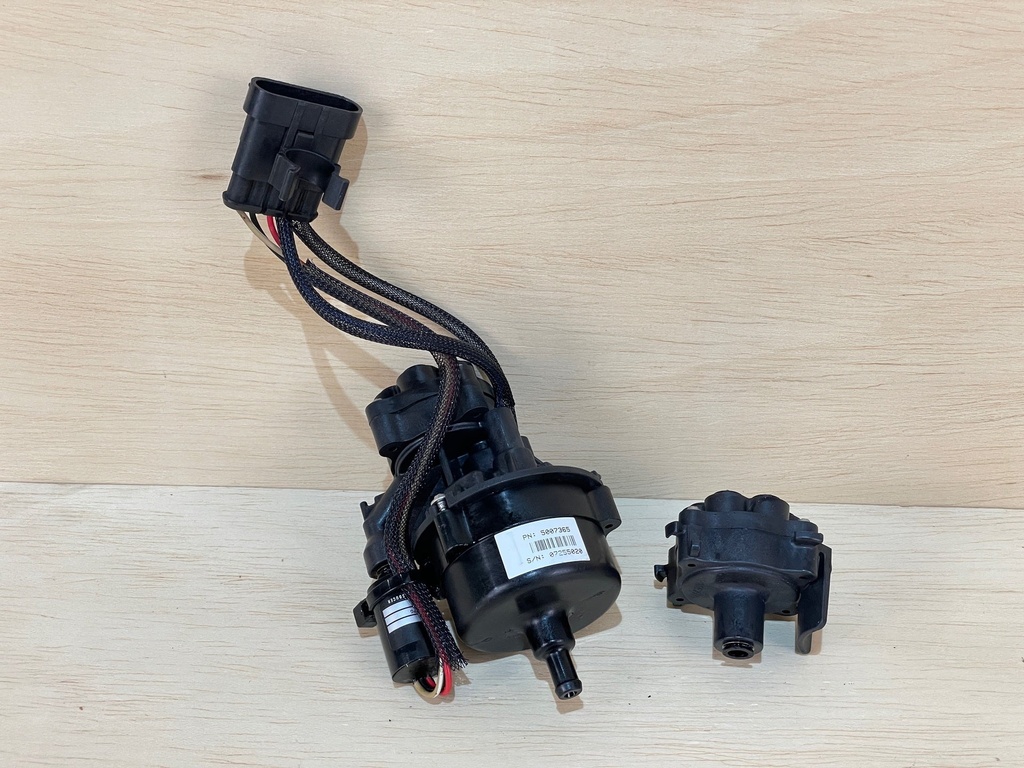 Evinrude Etec Outboard Engine Oil Pump With Bracket & Rear Oil Manifold