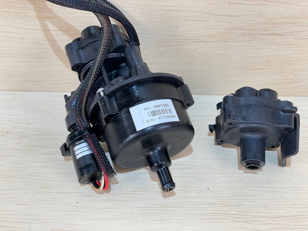 Evinrude Etec Outboard Engine Oil Pump With Bracket & Rear Oil Manifold