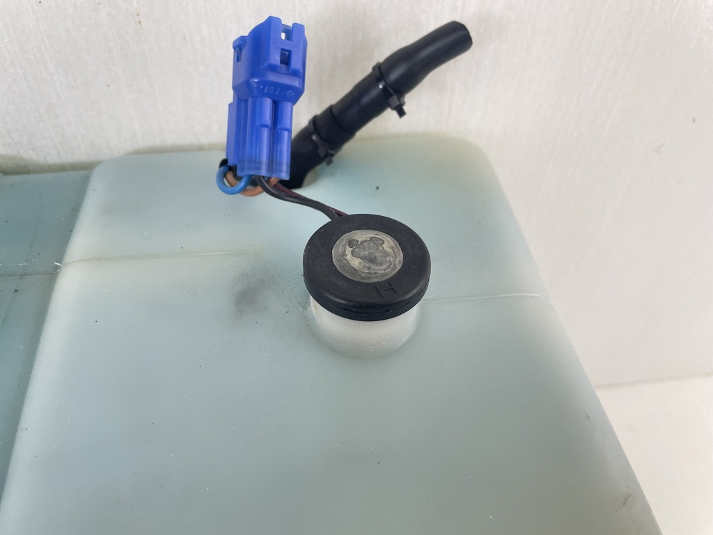 Yamaha Outboard Remote 2 Stroke Oil Tank Assembly With Pump 2.8 Gallons