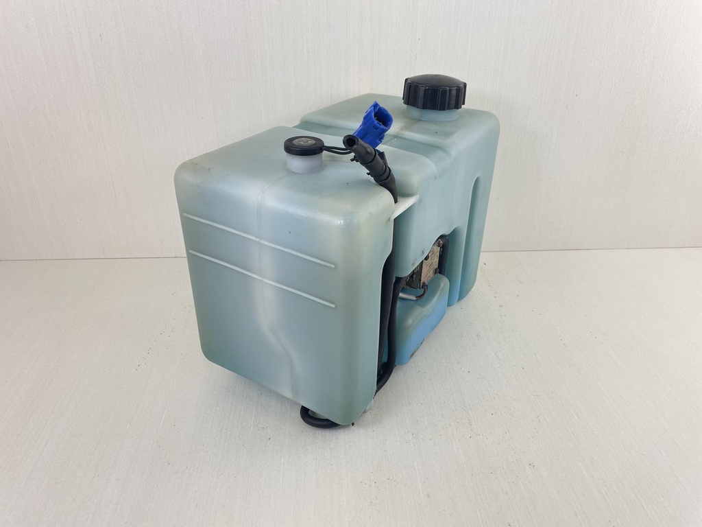 Yamaha Outboard Remote 2 Stroke Oil Tank Assembly With Pump 2.8 Gallons