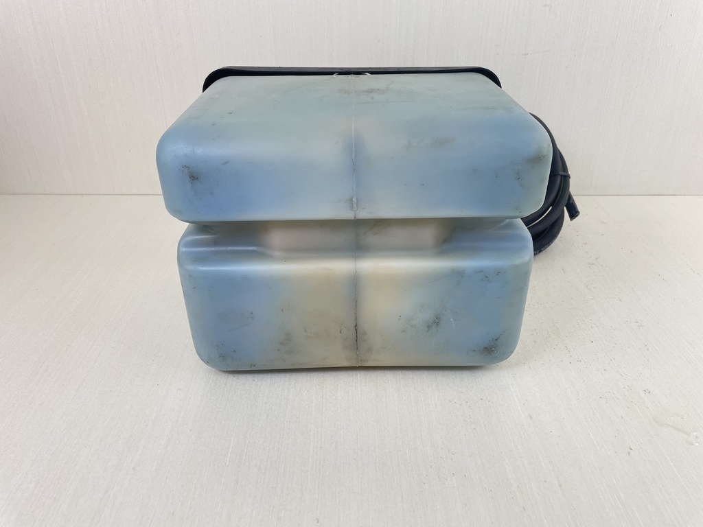 Johnson Evinrude 2 Stroke Outboard Oil Supply Tank W/ Return 1.8 Gallons 5008617