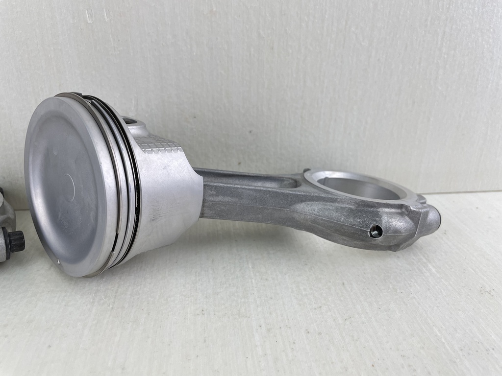 2011 Suzuki DF 25 HP 4 Stroke Twin-V Piston & Connecting Rod 12111-95J00-0B0