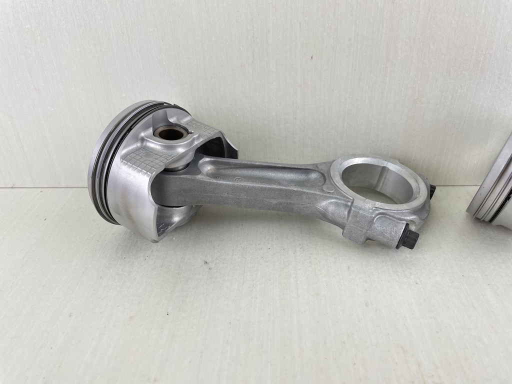 2011 Suzuki DF 25 HP 4 Stroke Twin-V Piston & Connecting Rod 12111-95J00-0B0