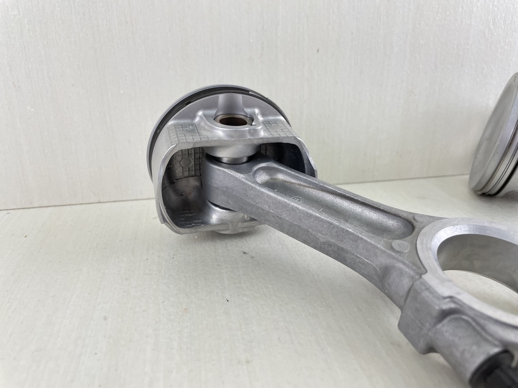 2011 Suzuki DF 25 HP 4 Stroke Twin-V Piston & Connecting Rod 12111-95J00-0B0