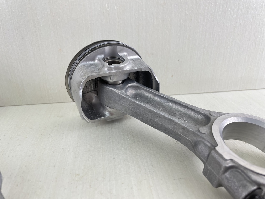 2011 Suzuki DF 25 HP 4 Stroke Twin-V Piston & Connecting Rod 12111-95J00-0B0