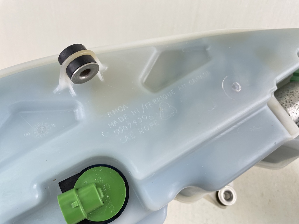 Evinrude 75 90 HP Etec Oil Tank 5007930 With Pump 5007915