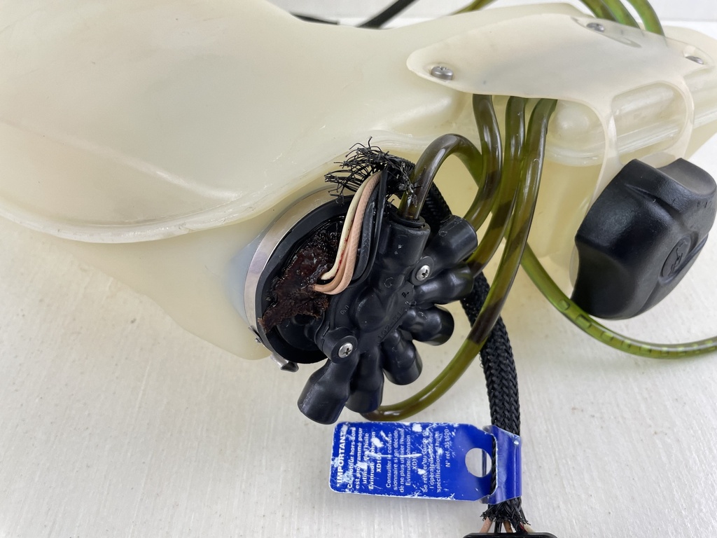 2004 Evinrude 75 90 HP Etec Oil Tank With Pump 5005804 