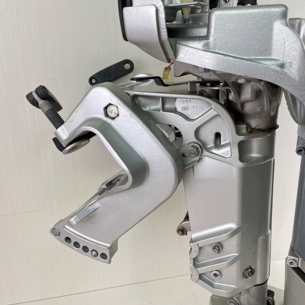 2004 Honda 8 9.9HP 4 Stroke Outboard Mid Section Swivel Steering Extension Case