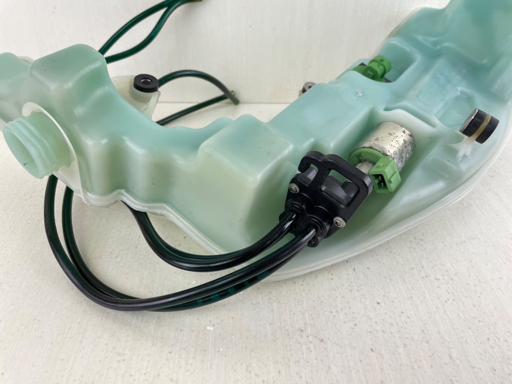 Evinrude 50HP Etec Outboard 5007951 Oil Tank With Oil Pump 5007950